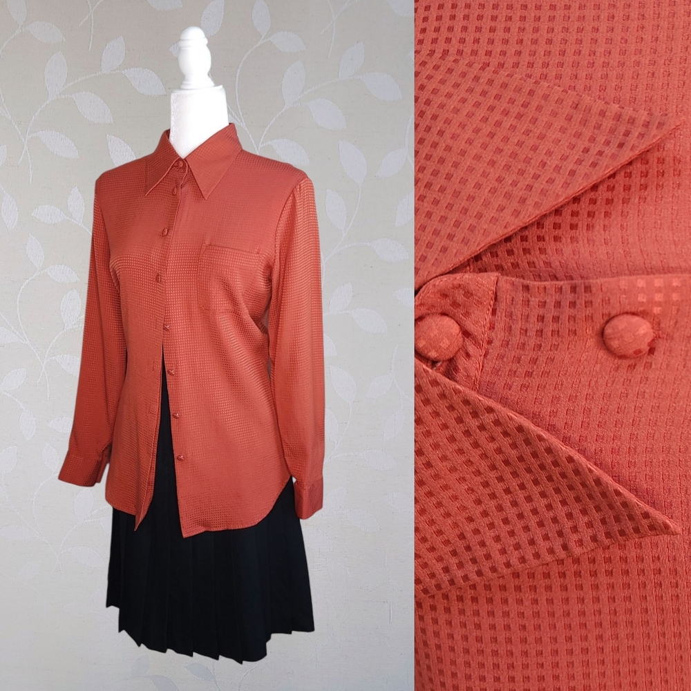 Vintage 90s Does 70s Textured Silk Blend Dagger Collar Button Front Blouse Tess
